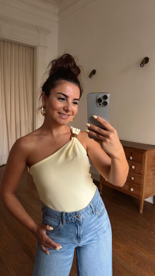 Tek Omuz Aksesuarlı Bluz Sarı