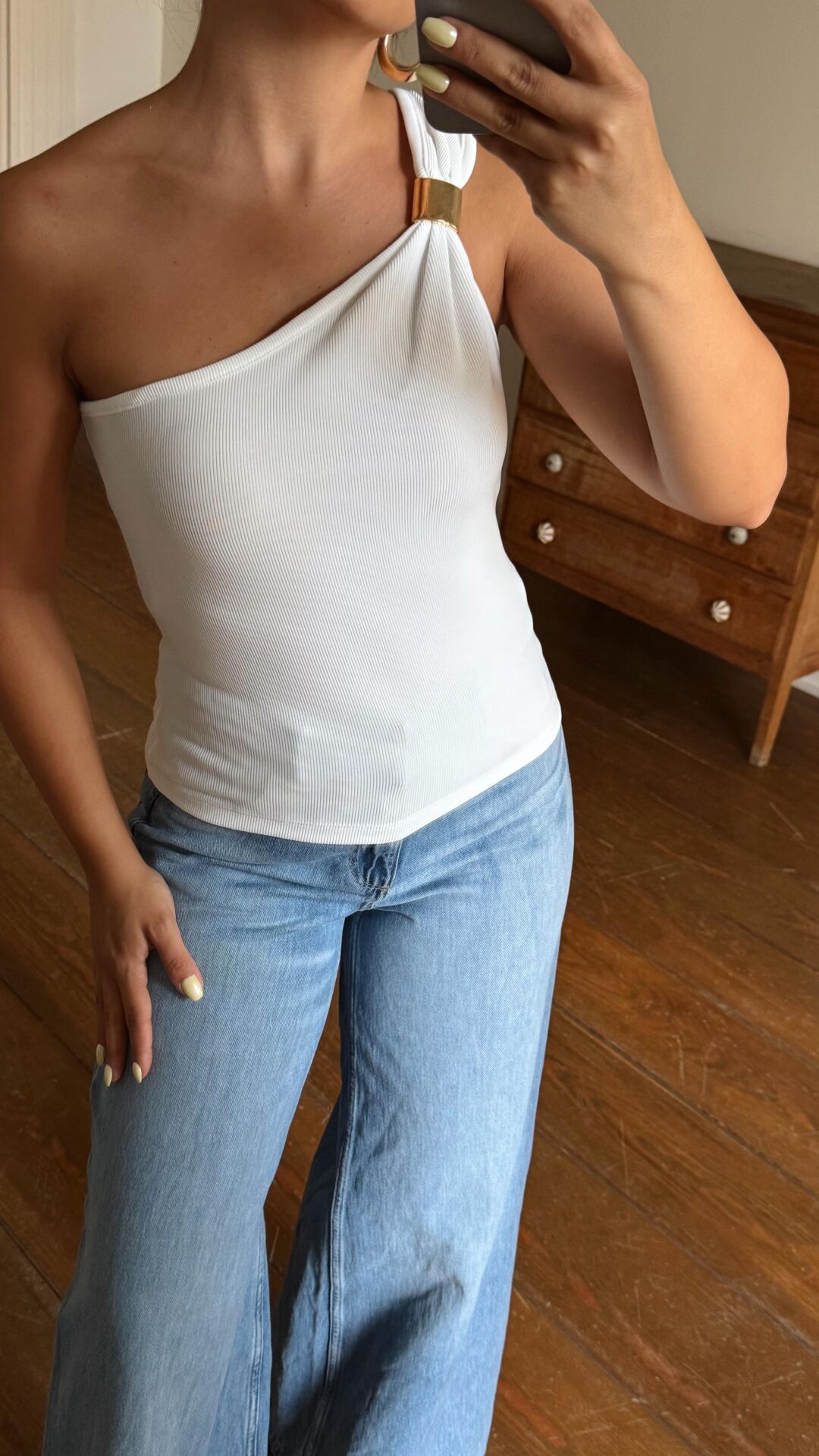 Tek Omuz Aksesuarlı Bluz Ekru