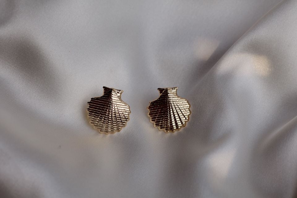 Dokulu Deniz Kabuğu Gold Küpe