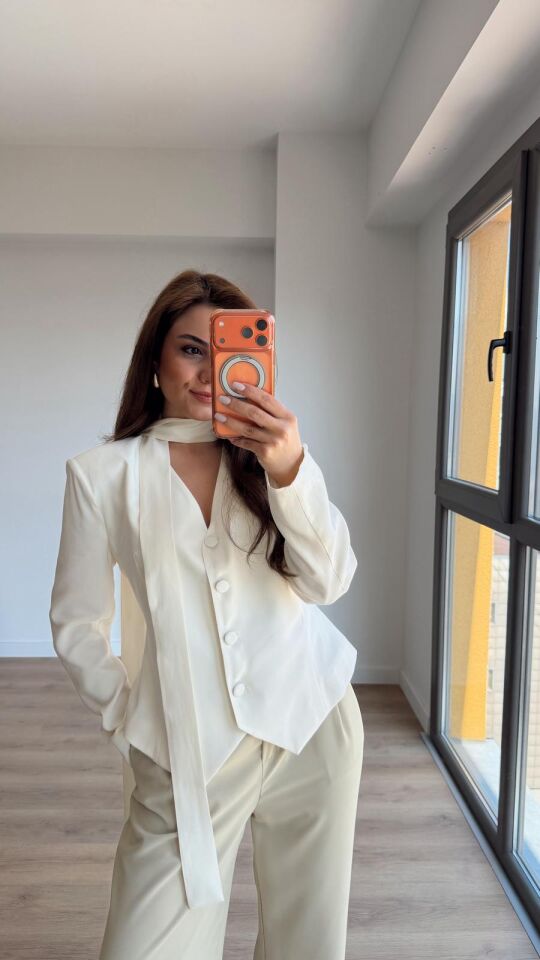 Fularlı Krem Ceket