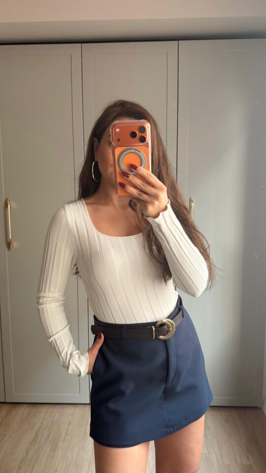 Kare Yaka Dokulu Triko Taş