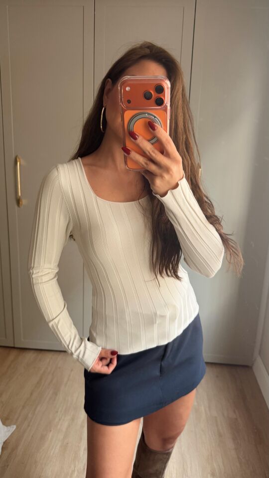 Kare Yaka Dokulu Triko Taş