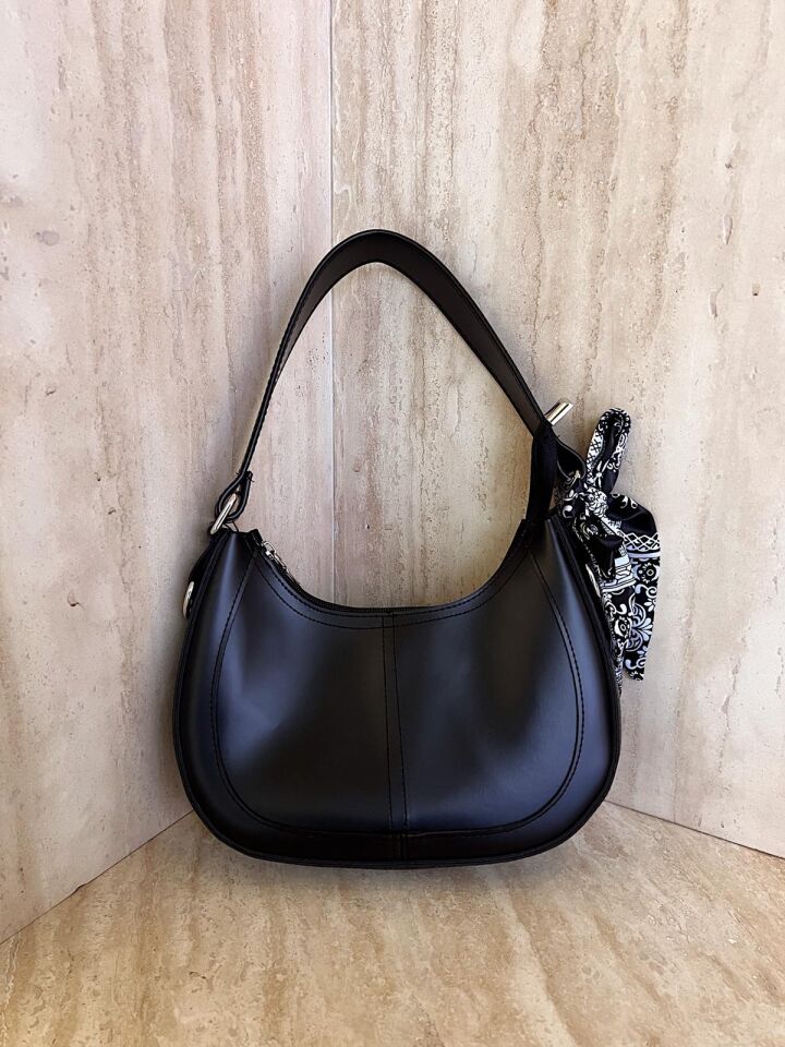 Fularlı Siyah Çanta