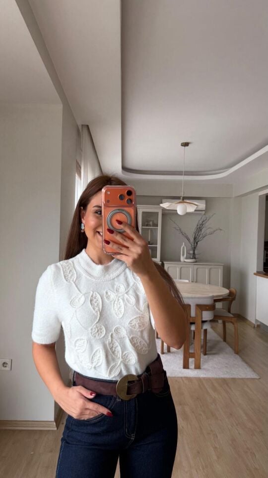 Kısa Kol Motifli Kazak Beyaz