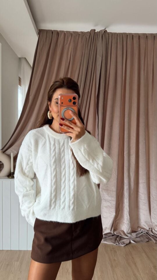 Yumoş Ekru Saç Örgü Kazak