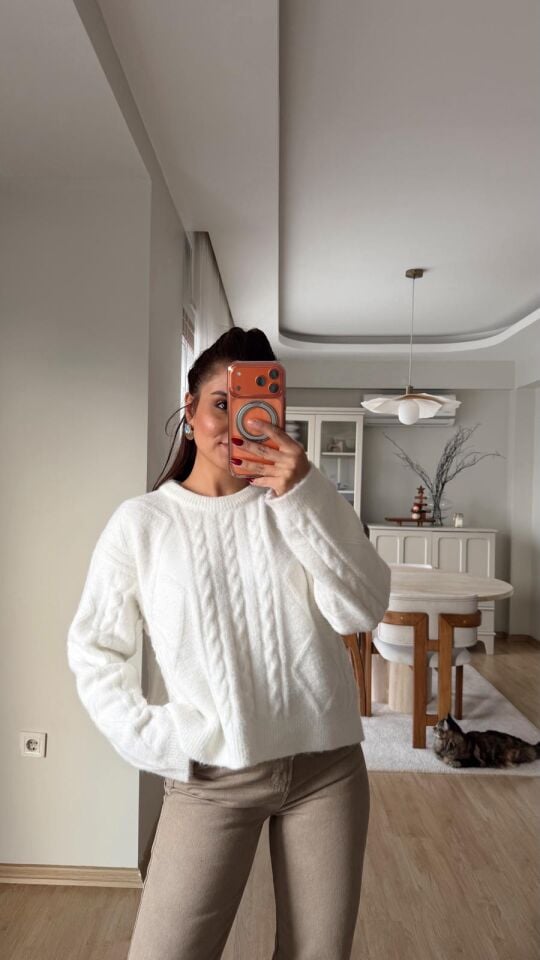 Yumoş Ekru Saç Örgü Kazak