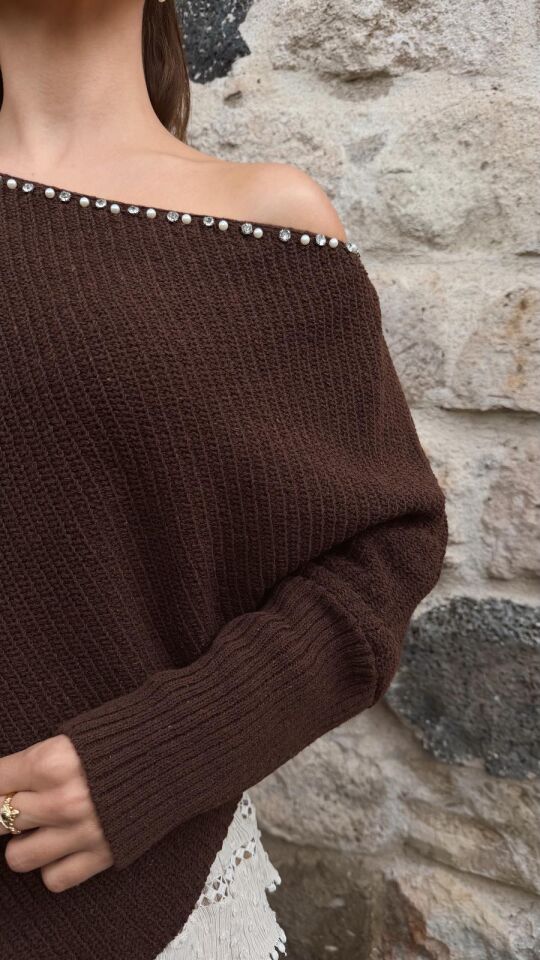 Yaka Taşlı Kazak Kahve