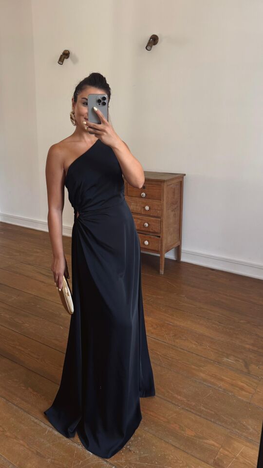 Tek Omuz Siyah Saten Elbise