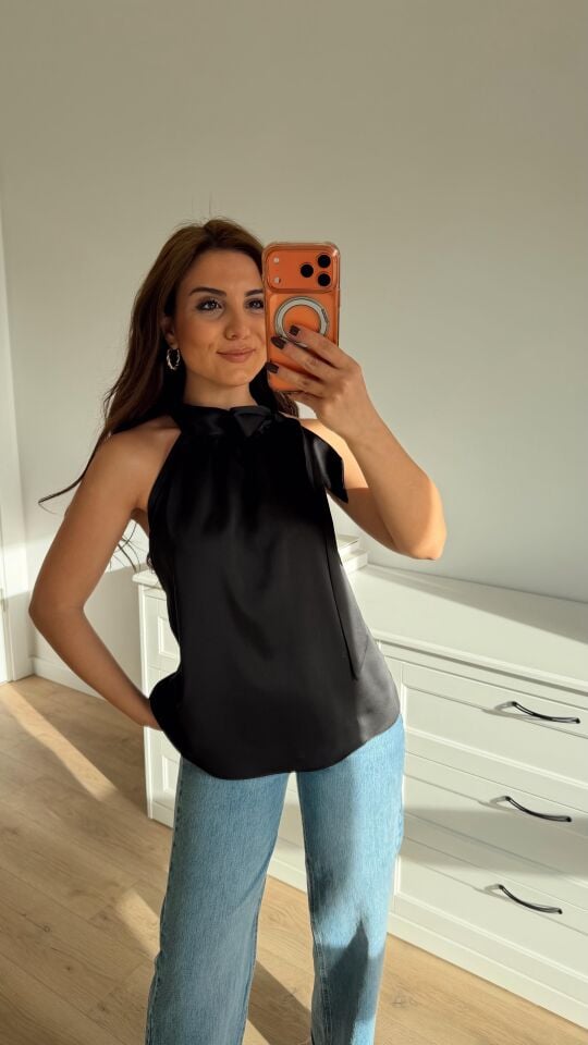Boyundan Bağlı Siyah Bluz