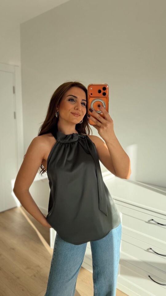 Boyundan Bağlı Yeşil Bluz