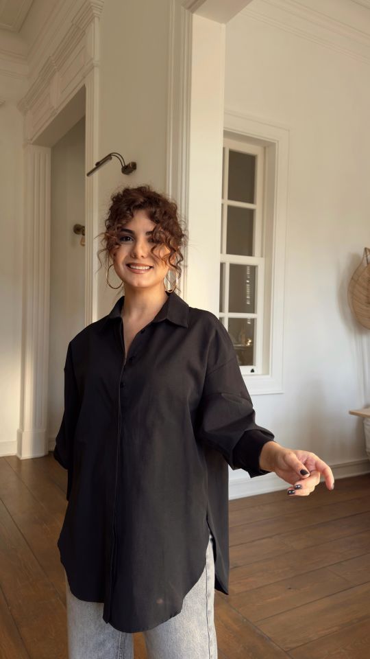 Siyah Patlı Yırtmaçlı Gömlek