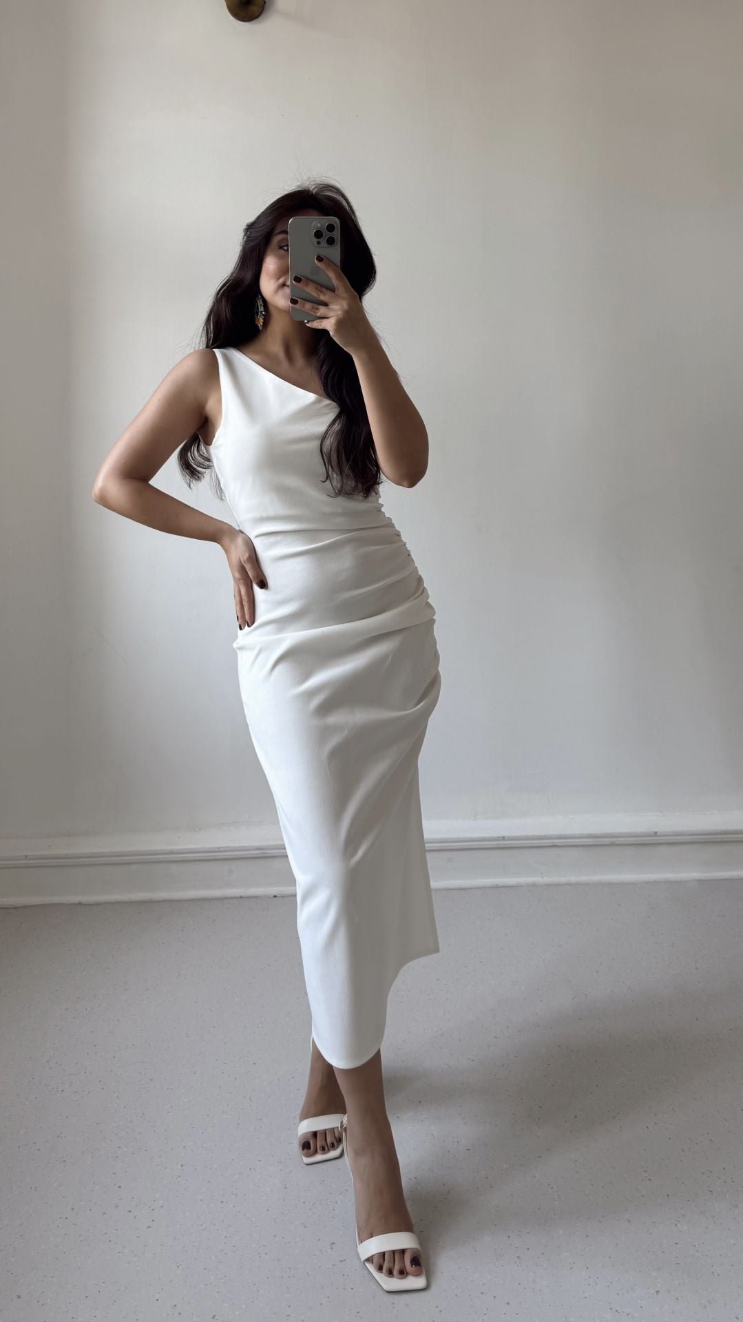 Tek Omuz Drapeli Beyaz Elbise