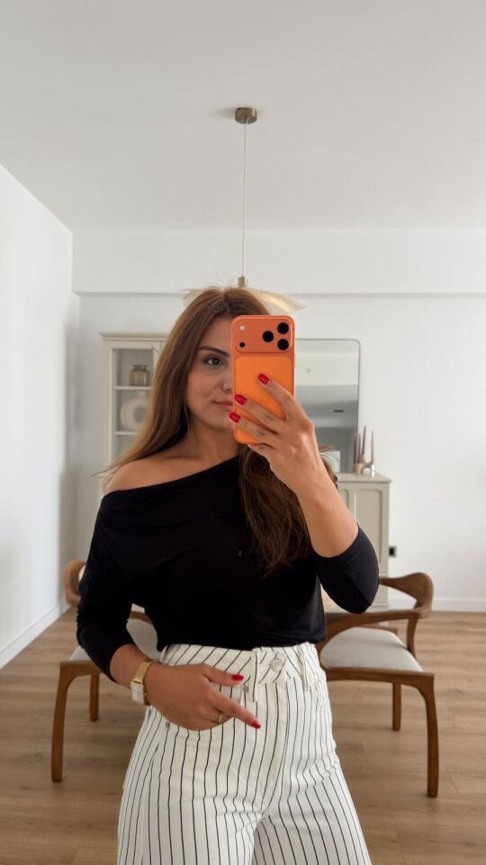 Kayık Yaka Siyah Bluz