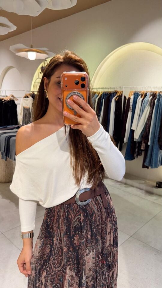 Omzu Düşük Bluz Ekru