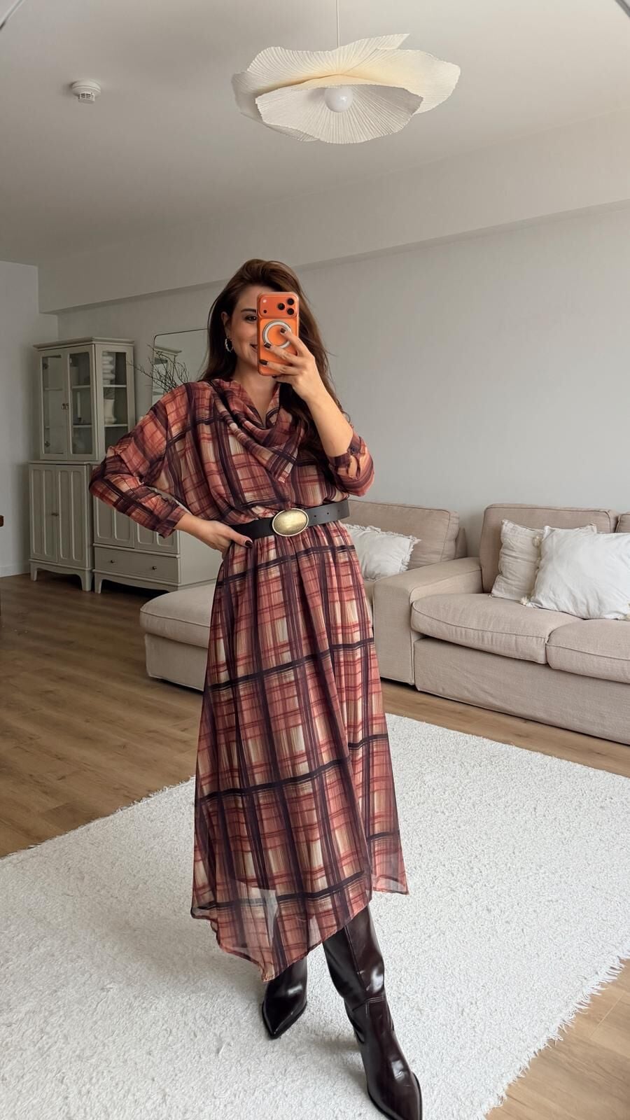 Yaka Dökümlü Kareli Kemerli Elbise